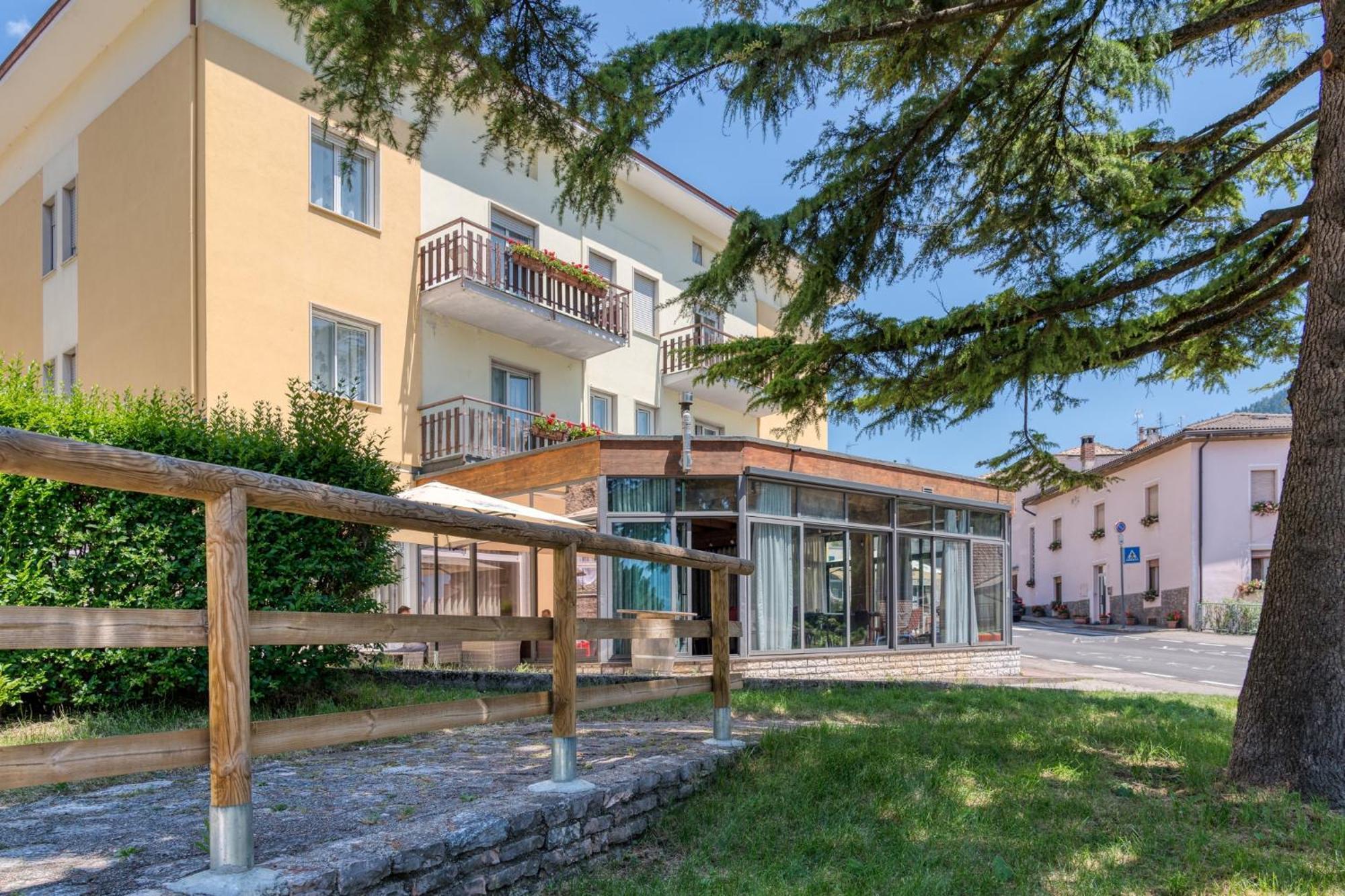 Hotel Martinelli Ronzo-Chienis Exterior photo