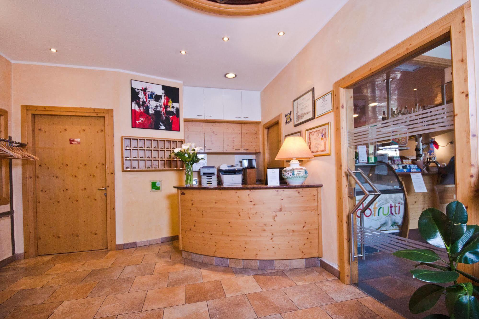 Hotel Martinelli Ronzo-Chienis Exterior photo